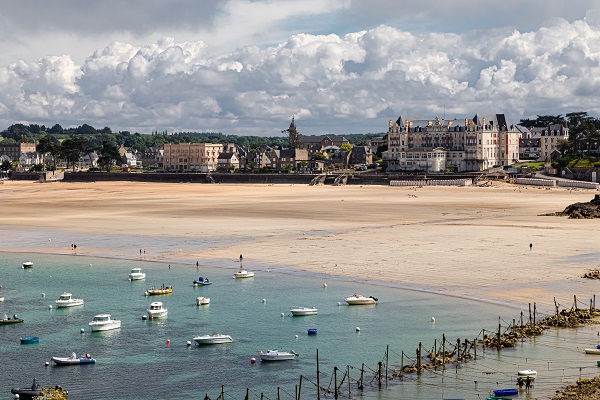 Vous souhaitez acheter une belle demeure en Bretagne ? Alors pourquoi pas à Saint-Lunaire ?
